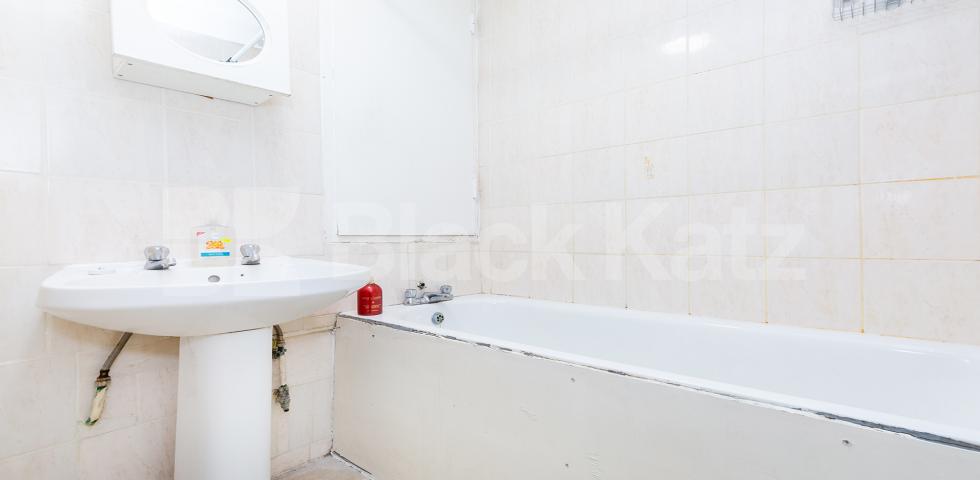 			3 Bedroom, 1 bath, 1 reception Apartment			 Skinner Street , CLARKENWELL EC1